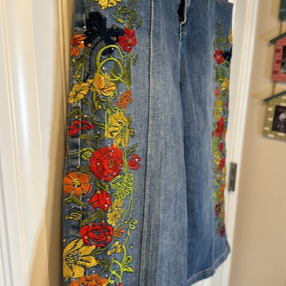 Blue IDentity Capri Size 8 embroidered and bedazzled - Picture 2 of 6